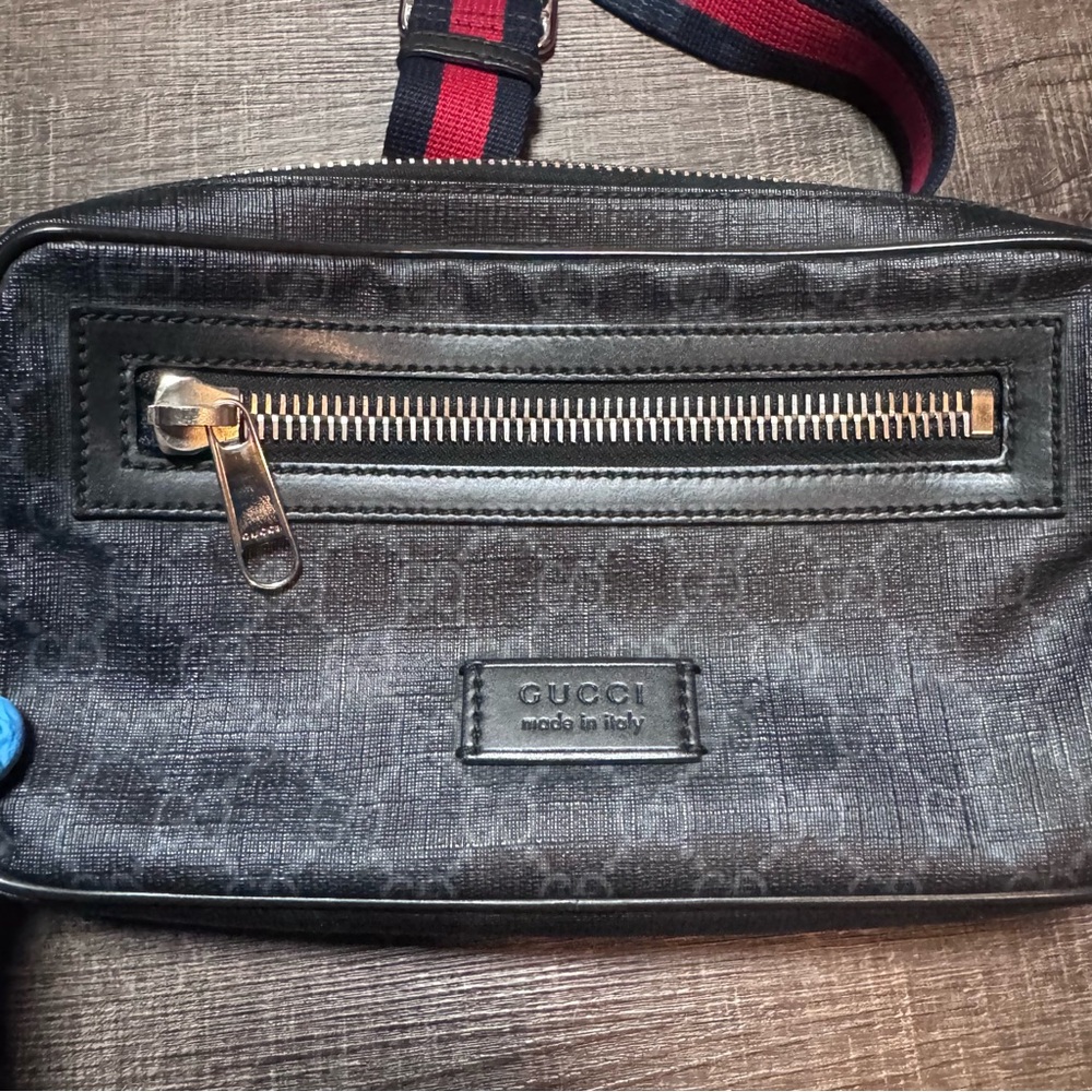 Gucci GG Supreme body bag in black with a red and blue web strap - Picture 2 of 16